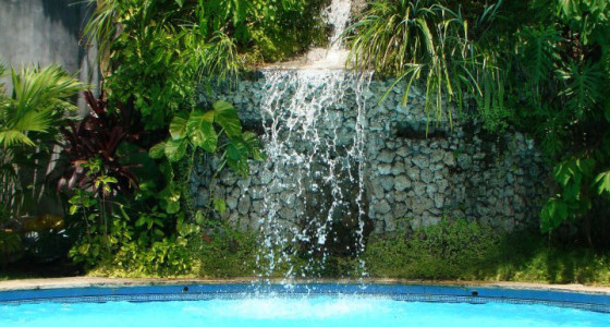 cascada-en-piscina-chachamayo-inn-hotel