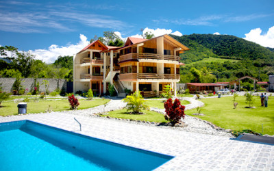 vista-interna-y-piscina-monte-prado-hotel-chanchamayo