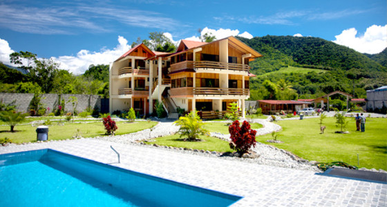 vista-interna-y-piscina-monte-prado-hotel-chanchamayo